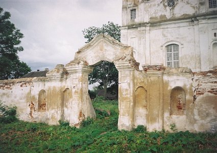 Беница, костел: брама и ограда